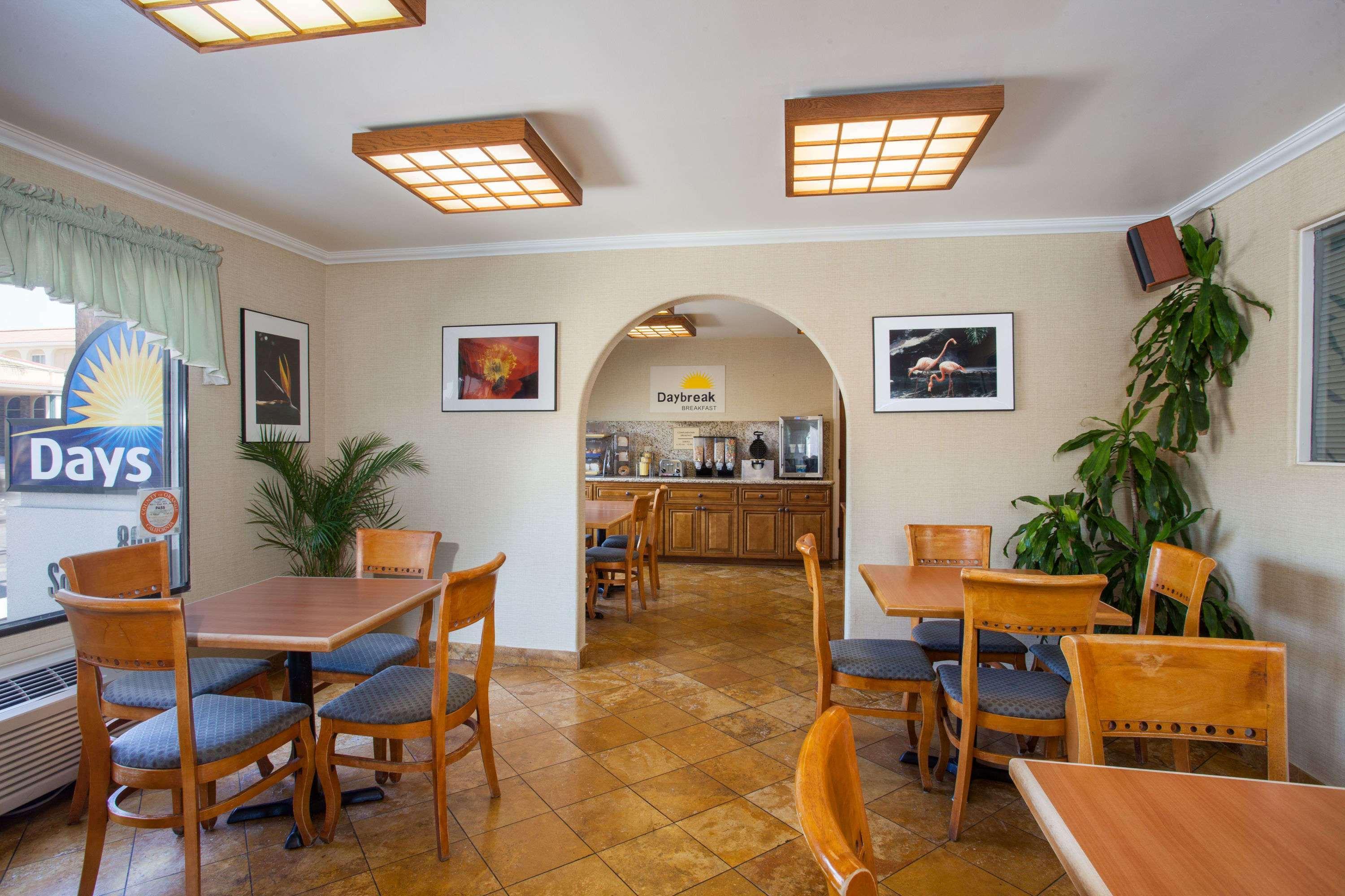 Days Inn By Wyndham Anaheim Near The Park Exterior foto