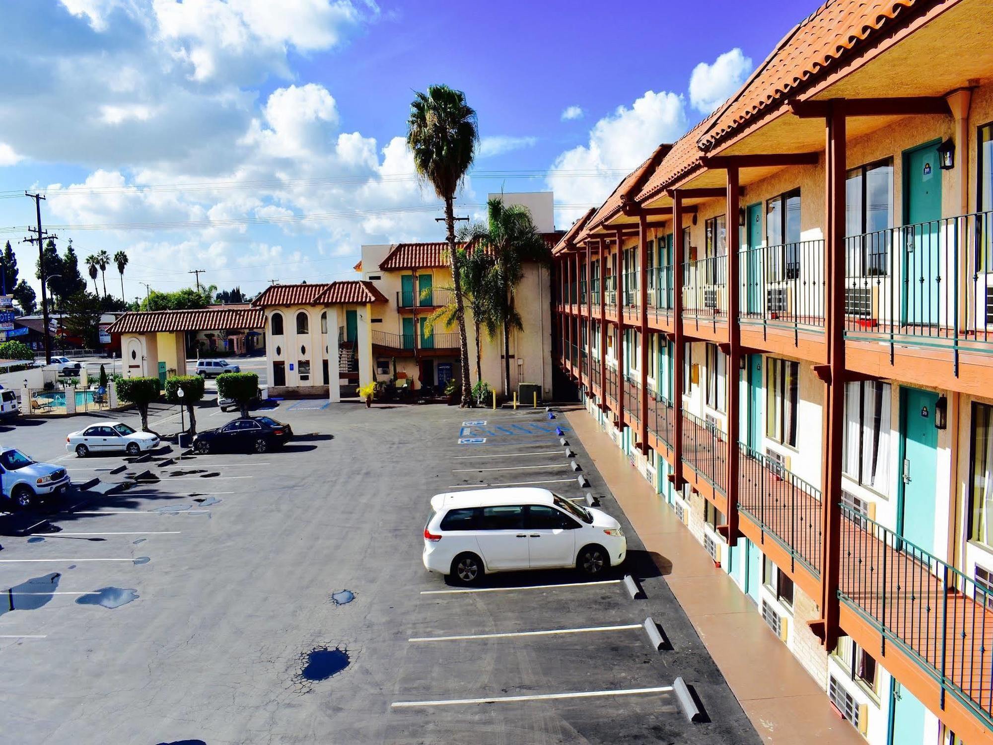 Days Inn By Wyndham Anaheim Near The Park Exterior foto