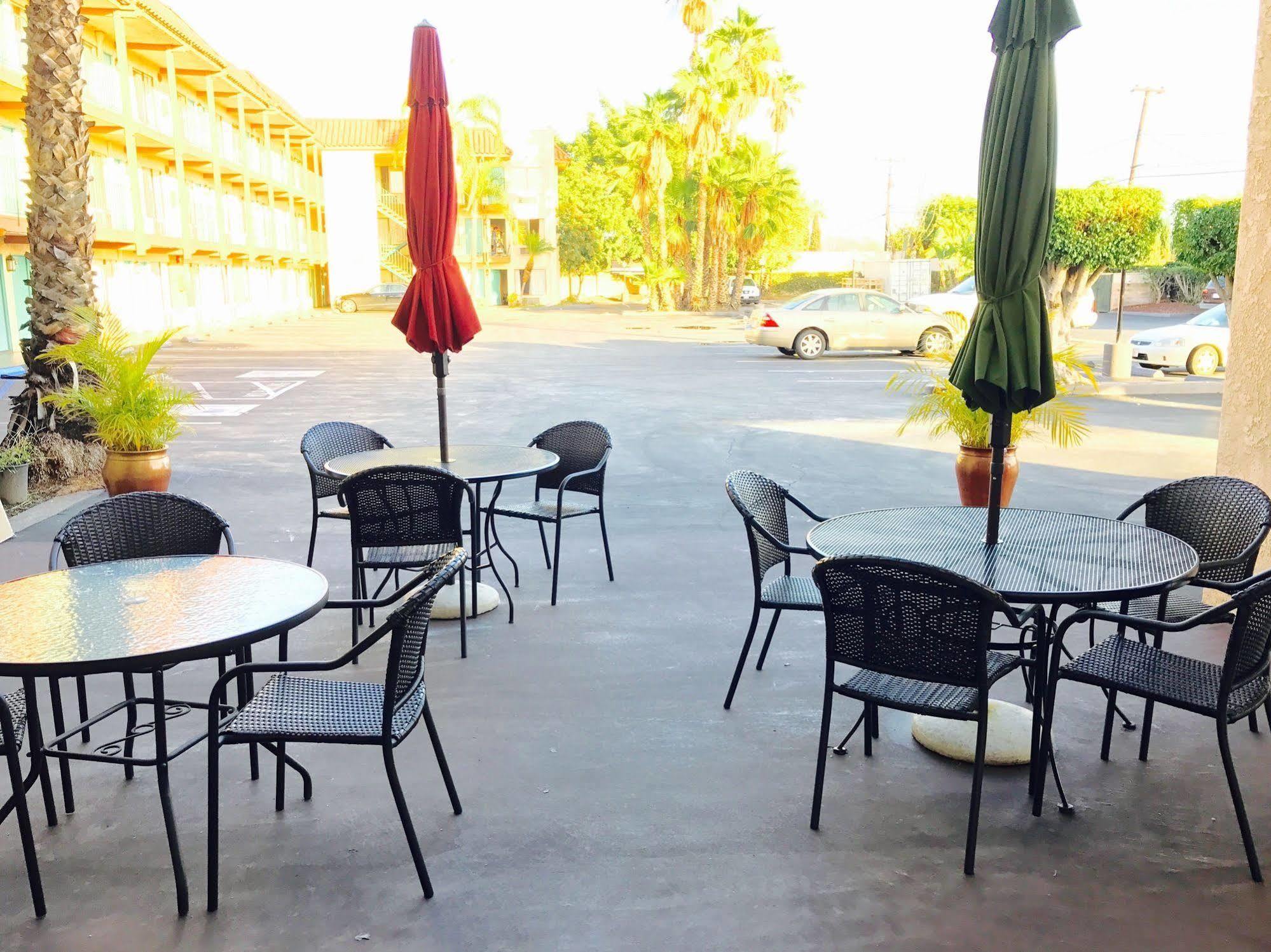 Days Inn By Wyndham Anaheim Near The Park Exterior foto