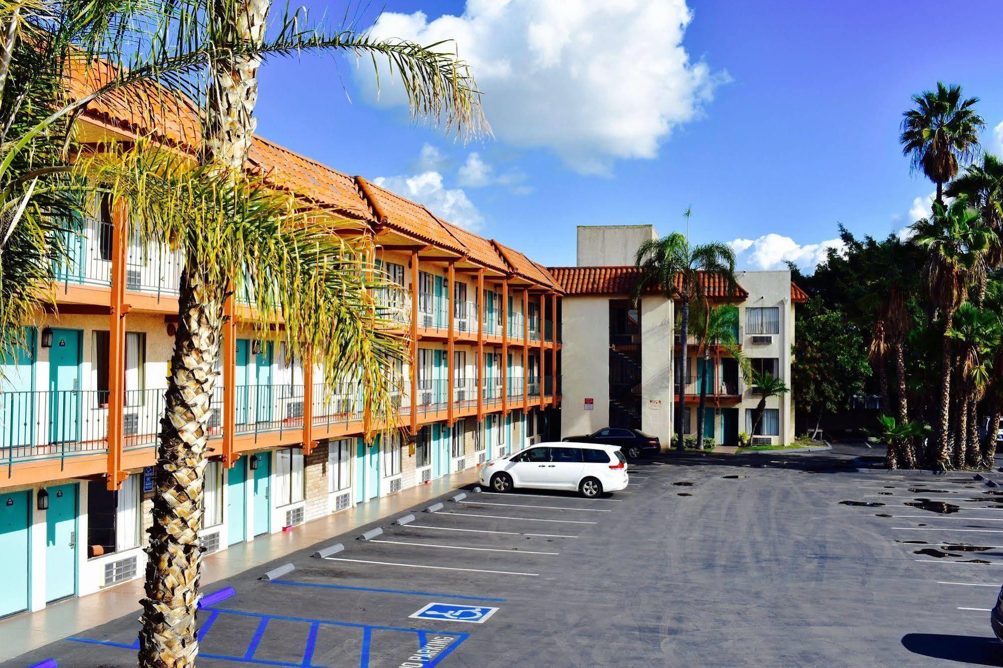 Days Inn By Wyndham Anaheim Near The Park Exterior foto